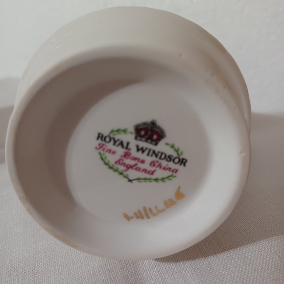 ROYAL WINDSOR ENGLAND FINE BONE CHINA DEMITASSE SUGAR BOWL & CREAMER SET LILIES - Picture 8 of 10